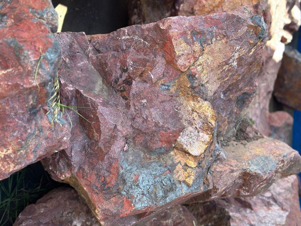 Камни для ландшафтного дизайна красно-фиолетовые 10-60 килограмм купить в Камчатском крае