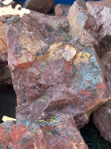 Камни для ландшафтного дизайна красно-фиолетовые 10-60 килограмм купить в Камчатском крае