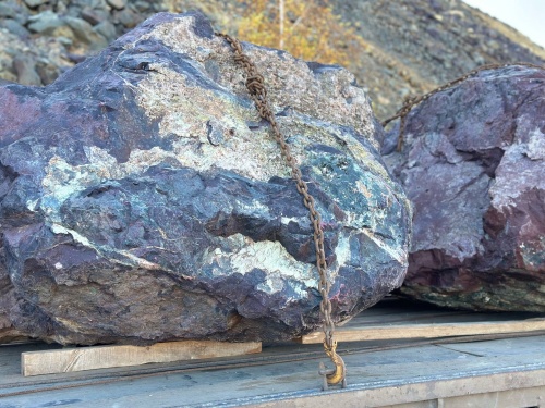 Огромные красно-фиолетовые валуны для ландшафтного дизайна весом более 5 тонн купить в Камчатском крае