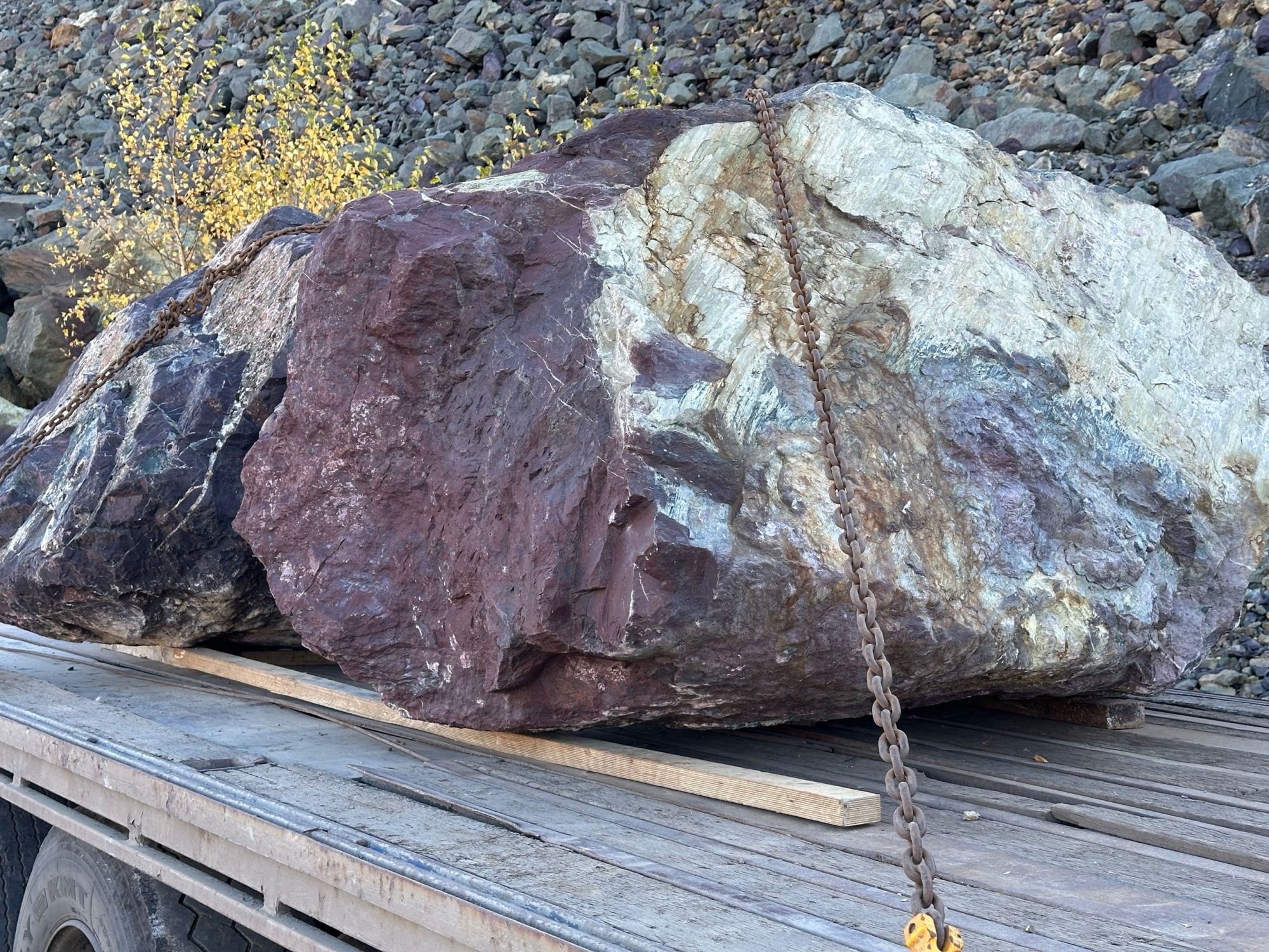 Огромные красно-фиолетовые валуны для ландшафтного дизайна весом более 5 тонн купить в Камчатском крае