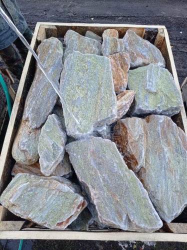 Златолит жёлтый, жёлто-зелёный глыбки и валуны для ланшафтного дизайна купить в Камчатском крае