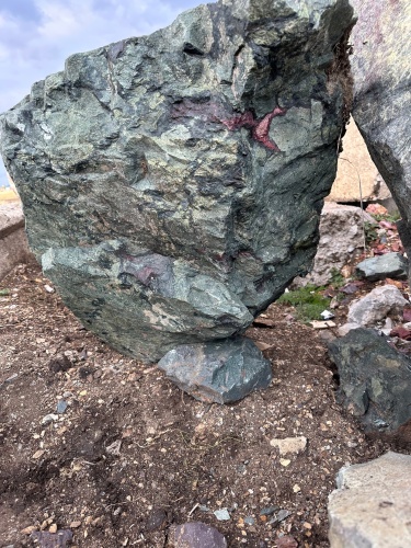 Гигантские зелёные валуны для ландшафтного дизайна весом более 5 тонн купить в Камчатском крае