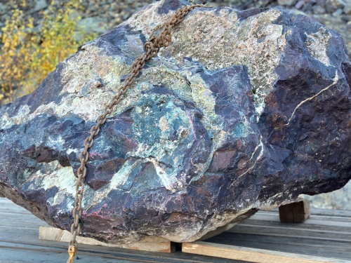 Огромные красно-фиолетовые валуны для ландшафтного дизайна весом более 5 тонн купить в Камчатском крае