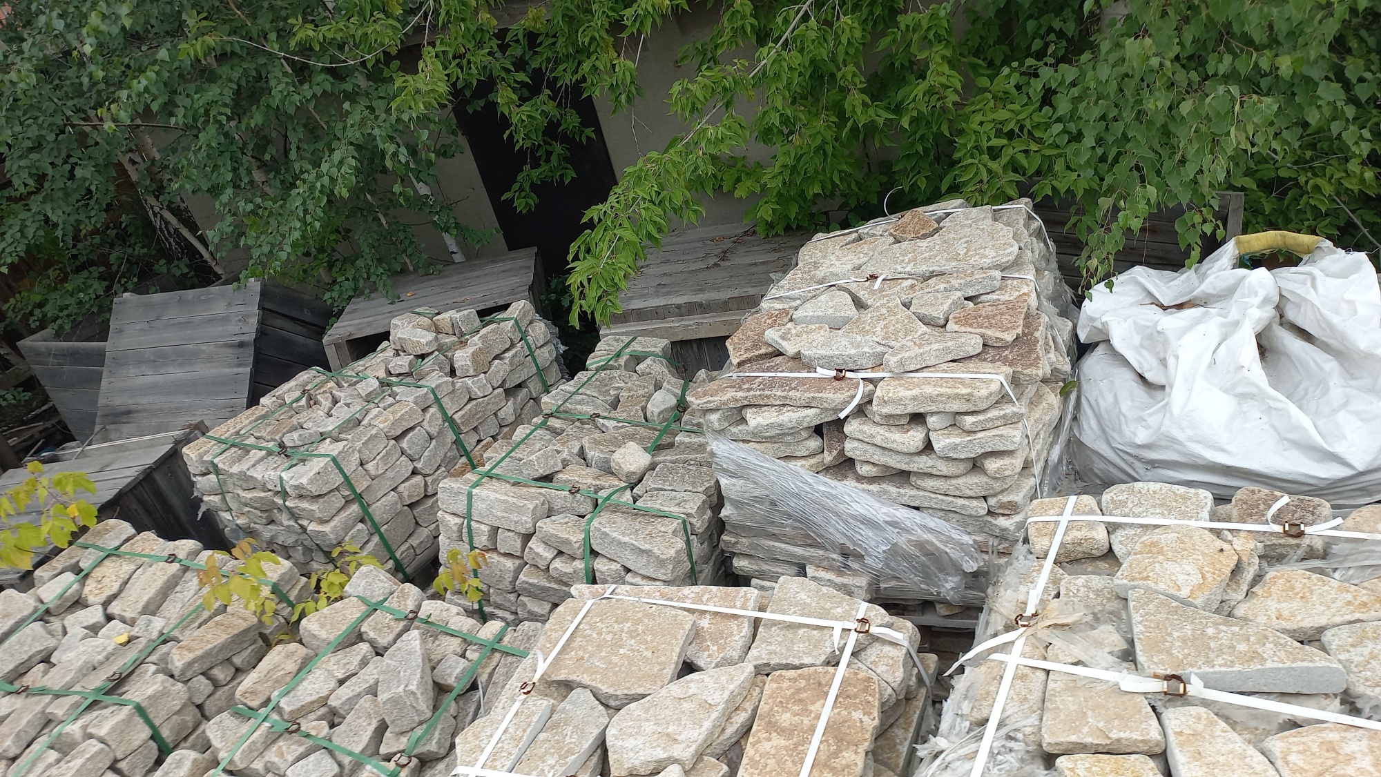 Плитняк гранитный галтованный купить в Камчатском крае