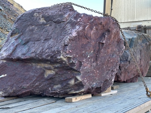 Огромные красно-фиолетовые валуны для ландшафтного дизайна весом более 5 тонн купить в Камчатском крае