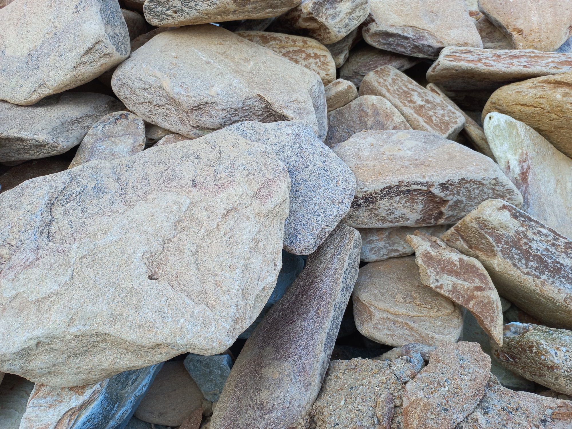 Златолит жёлтый, жёлто-зелёный глыбки и валуны для ланшафтного дизайна купить в Камчатском крае