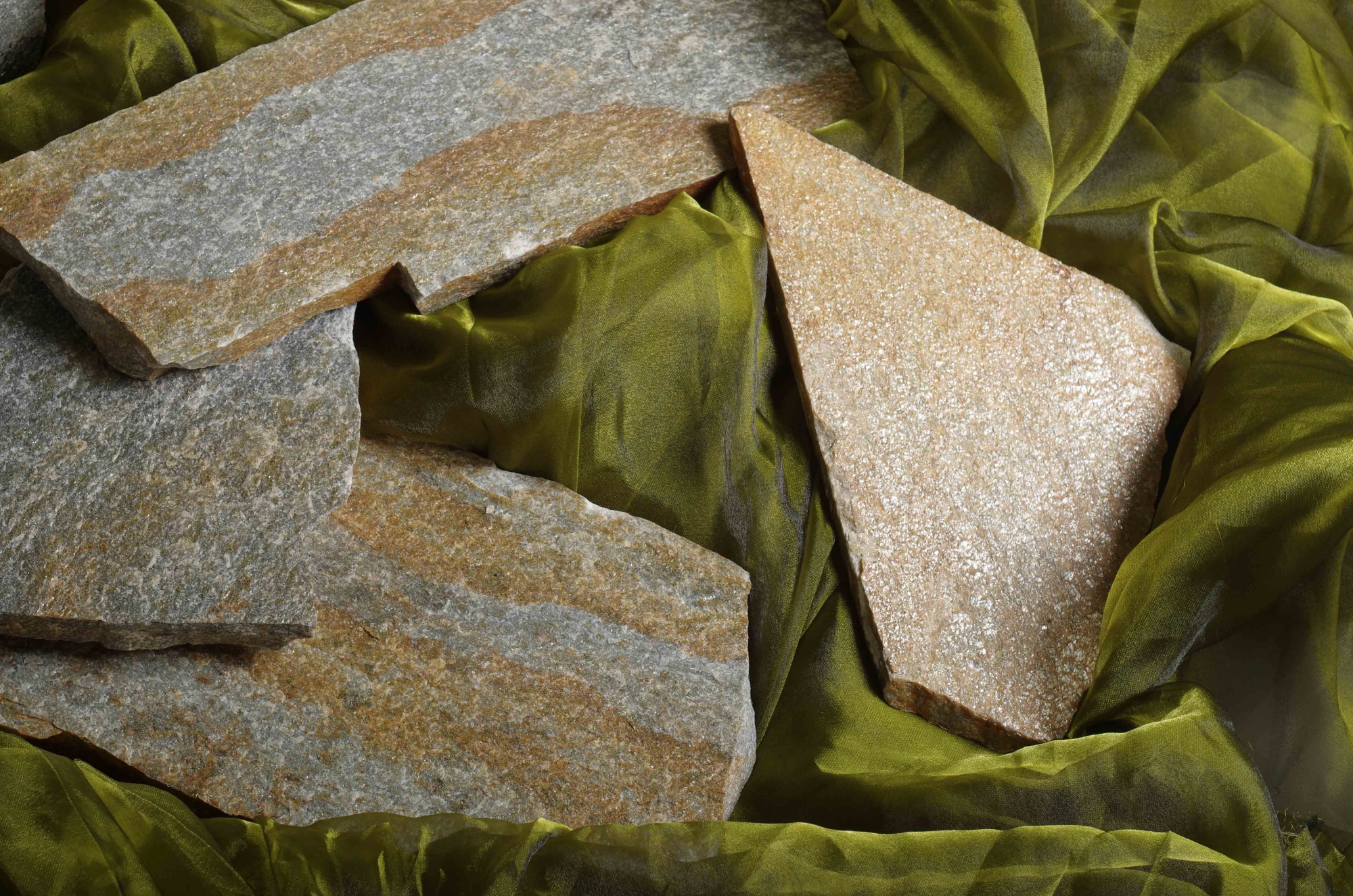 Плитняк златолит Уральский для цоколя, отмостки купить в Камчатском крае