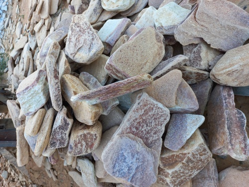 Златолит жёлтый, жёлто-зелёный глыбки и валуны для ланшафтного дизайна купить в Камчатском крае