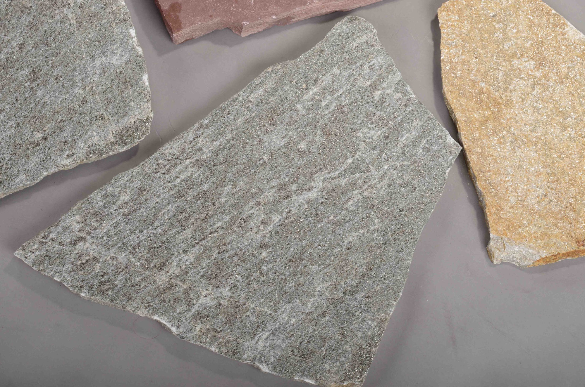 Плитняк златолит Уральский для цоколя, отмостки купить в Камчатском крае